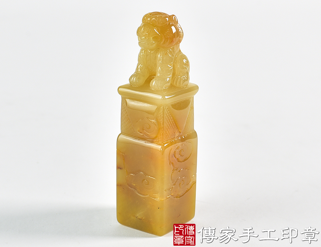 頂級新疆黃玉精雕老虎 ：開運印章、對章(1.8X1.8X高7.5公分)