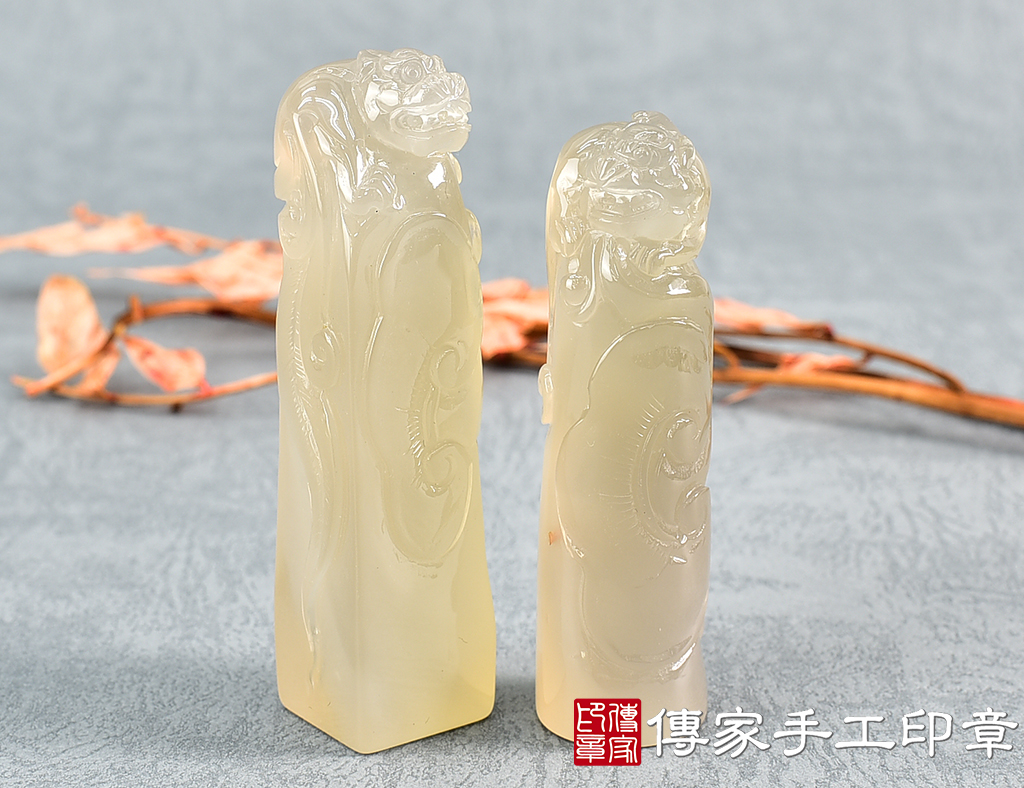 頂級淺色瑪瑙精雕貔貅 ：開運印章(1.8X1.8X高7.5公分)