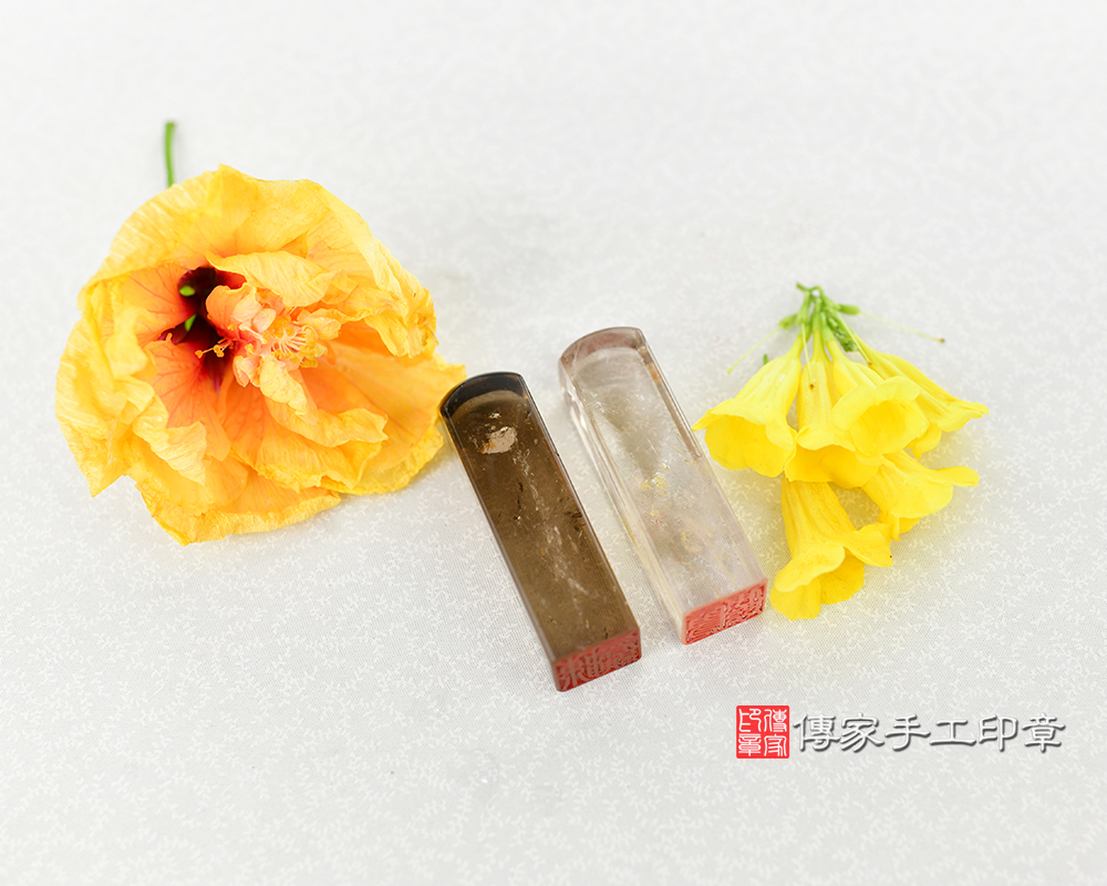 今天要來介紹茶黃水晶結婚對章~
茶黃水晶被認為增強財富運勢和提供內心的平靜，結婚對章不僅僅是裝飾品，它們還承載著對新人未來幸福生活的美好祝願。

★ 傳家手工印章門市：營業時間為10點至20點

台北店:台北市大同區承德路二段4號 聯絡電話:02-0558-0609
新北店:新北市永和區永貞路129號 聯絡電話:02-2922-6422
桃園店:桃園市八德區介壽路二段1137號 聯絡電話:03-368-0304
新竹店:新竹市經國路三段71號 聯絡電話:03-530-4066
台中店:台中市北區忠明路502-5號 聯絡電話:04-2202-3030
台南店:台南市永康區中華路669號 聯絡電話:06-302-1330
高雄店:高雄市鳳山區瑞隆東路199號 聯絡電話:07-727-2006
#傳家手工印章 #結婚對章 #茶黃水晶