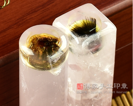 粉晶臍帶印章(肚臍印章)與胎毛章一圓一方，組合成發財章(髮臍章)圖