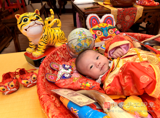 會場多款虎衣、虎帽、虎鞋給寶寶穿戴