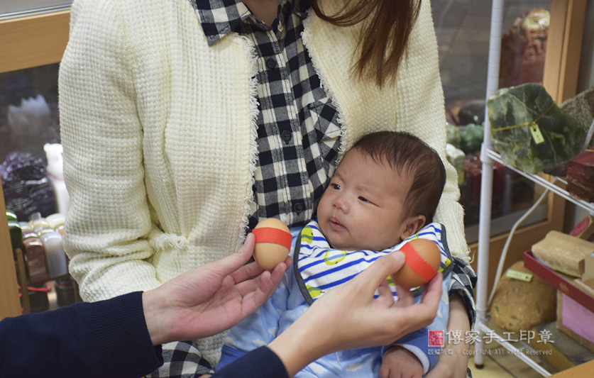 滿月剃頭，儀式物品：雞蛋2個「代表的含意：男生臉蛋英俊、女生臉蛋美麗漂亮」