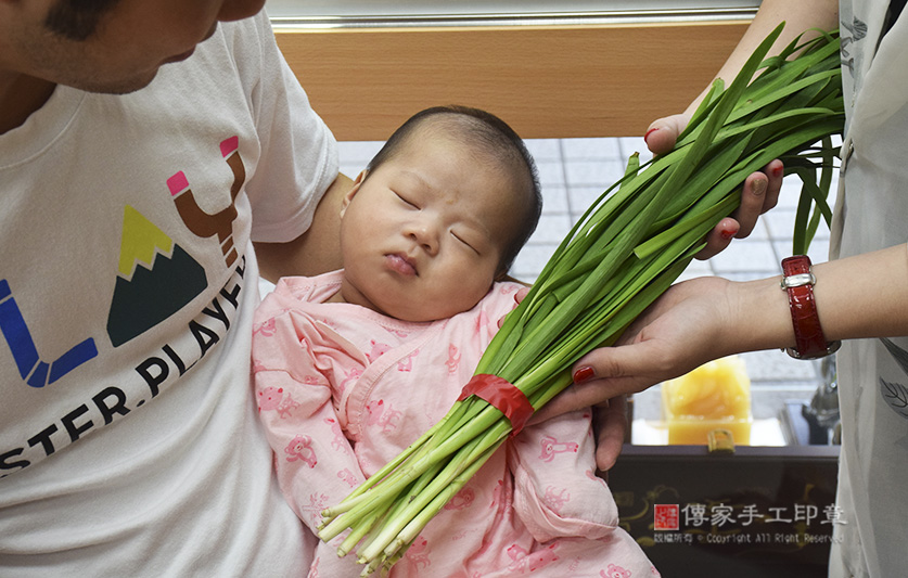 滿月剃頭，儀式:韭菜一小把。「代表的含意：長壽、長久、健康吃120歲」