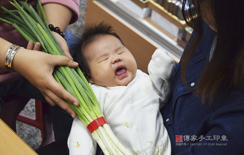 滿月剃頭，儀式:蔥：象徵「孩子聰明會念書」