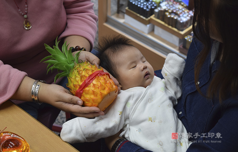 滿月剃頭，儀式:鳳梨「代表的含意：鳳梨就是旺旺來，象徵孩子一生好運旺旺來」