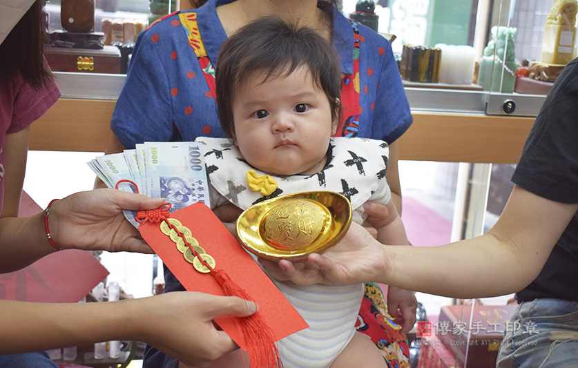 滿月剃頭，儀式:紅包袋裡面裝千元大鈔：象徵「孩子能賺大錢」，五帝錢：象徵「代表盛世吉祥和富貴」