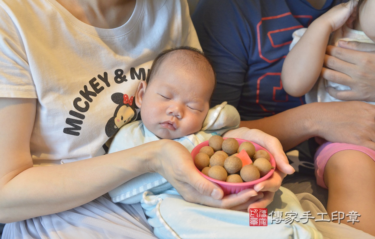 滿月剃頭，儀式物品桂圓，祝福陳寶寶身邊都環繞著貴人，得貴人幫助