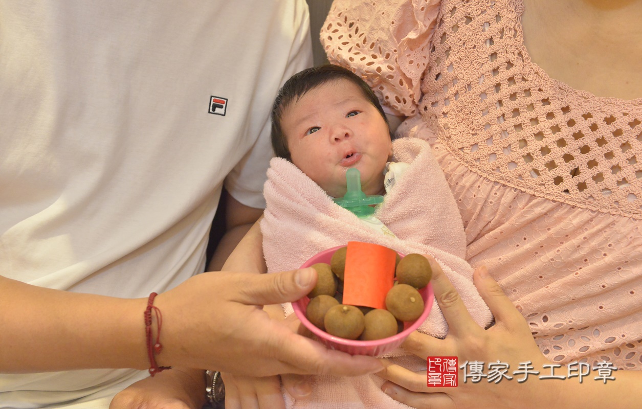 滿月剃頭，儀式物品桂圓，祝福陳寶寶身邊都環繞著貴人，得貴人幫助