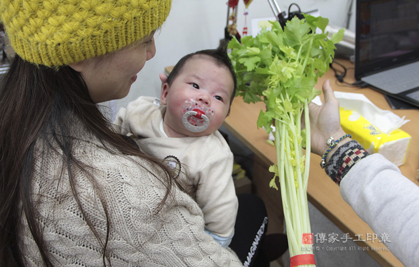 滿月剃頭，儀式:芹菜一小把。「代表的含意：勤勞、積極、努力向上」