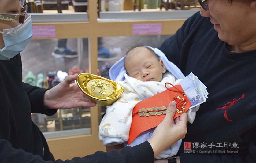 滿月剃頭，儀式:紅包袋裡面裝千元大鈔：象徵「孩子能賺大錢」，五帝錢：象徵「代表盛世吉祥和富貴」