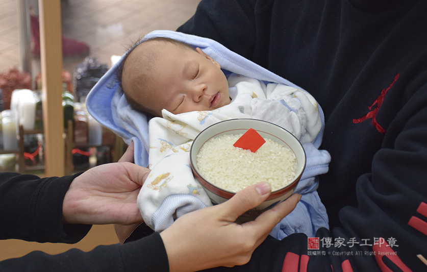 滿月剃頭，儀式物品：米「代表的含意：一生有飯吃，豐衣足食，不愁吃穿」