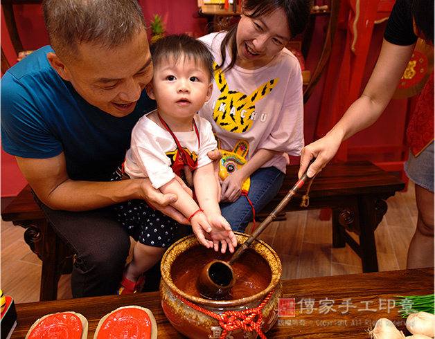 傳家《傳家古禮抓周》淨手象徵洗淨，把不好的去掉，洗滌身心靈圖