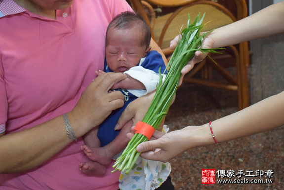 何寶寶(屏東林邊鄉)--製作胎毛筆、臍帶章、嬰兒三寶。「寶寶滿月剃頭理髮、到府嬰兒滿月理髮」祝福和活動紀錄。照片15