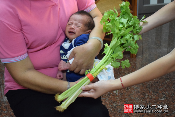 何寶寶(屏東林邊鄉)--製作胎毛筆、臍帶章、嬰兒三寶。「寶寶滿月剃頭理髮、到府嬰兒滿月理髮」祝福和活動紀錄。照片17