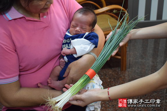 何寶寶(屏東林邊鄉)--製作胎毛筆、臍帶章、嬰兒三寶。「寶寶滿月剃頭理髮、到府嬰兒滿月理髮」祝福和活動紀錄。照片19