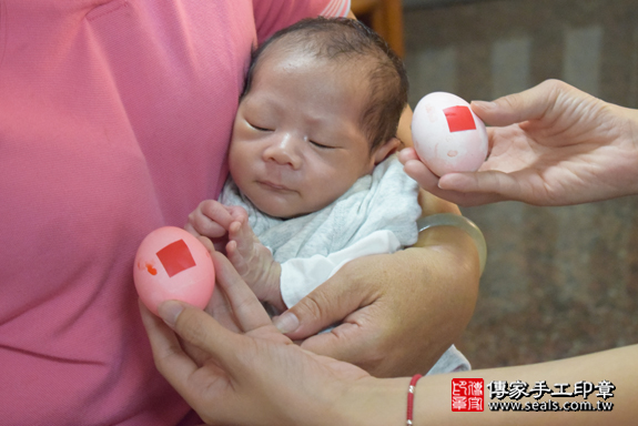 何寶寶(屏東林邊鄉)--製作胎毛筆、臍帶章、嬰兒三寶。「寶寶滿月剃頭理髮、到府嬰兒滿月理髮」祝福和活動紀錄。照片6