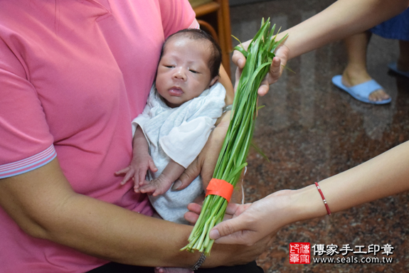 何寶寶(屏東林邊鄉)--製作胎毛筆、臍帶章、嬰兒三寶。「寶寶滿月剃頭理髮、到府嬰兒滿月理髮」祝福和活動紀錄。照片16