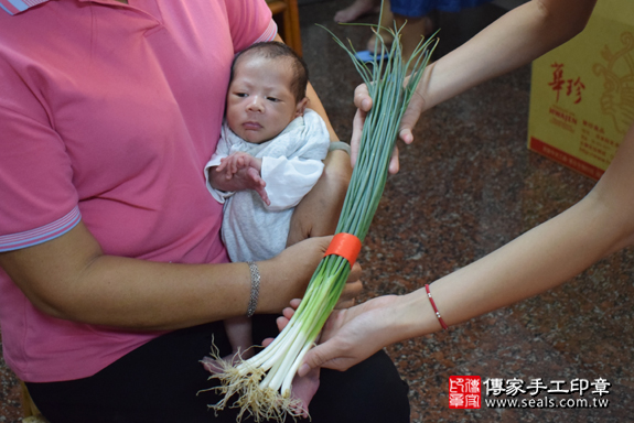 何寶寶(屏東林邊鄉)--製作胎毛筆、臍帶章、嬰兒三寶。「寶寶滿月剃頭理髮、到府嬰兒滿月理髮」祝福和活動紀錄。照片20