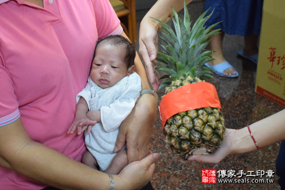 何寶寶(屏東林邊鄉)--製作胎毛筆、臍帶章、嬰兒三寶。「寶寶滿月剃頭理髮、到府嬰兒滿月理髮」祝福和活動紀錄。照片24