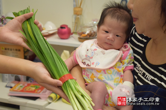 滿月剃頭、嬰兒剃頭、嬰兒理髮、寶寶剃頭、寶寶理髮、到府剃頭、到府嬰兒剃頭、到府滿月剃頭理髮。高雄滿月剃頭、高雄嬰兒剃頭、高雄嬰兒理髮、高雄寶寶剃頭、高雄寶寶理髮、高雄到府剃頭、高雄到府嬰兒剃頭、高雄到府滿月剃頭理髮。橋頭滿月剃頭、橋頭嬰兒剃頭、橋頭嬰兒理髮、橋頭寶寶剃頭、橋頭寶寶理髮、橋頭到府剃頭、橋頭到府嬰兒剃頭、橋頭到府滿月剃頭理髮。楊寶寶(高雄橋頭區)--製作胎毛筆、臍帶章、嬰兒三寶。「寶寶滿月剃頭理髮、到府嬰兒滿月理髮」祝福和活動紀錄。照片9