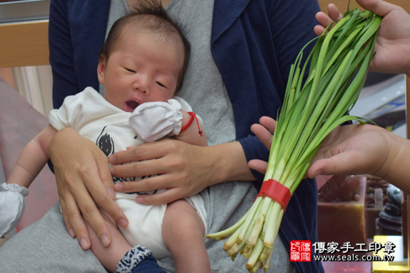 滿月剃頭、嬰兒剃頭、嬰兒理髮、寶寶剃頭、寶寶理髮、到府剃頭、到府嬰兒剃頭、到府滿月剃頭理髮。高雄滿月剃頭、高雄嬰兒剃頭、高雄嬰兒理髮、高雄寶寶剃頭、高雄寶寶理髮、高雄到府剃頭、高雄到府嬰兒剃頭、高雄到府滿月剃頭理髮。鳳山滿月剃頭、鳳山嬰兒剃頭、鳳山嬰兒理髮、鳳山寶寶剃頭、鳳山寶寶理髮、鳳山到府剃頭、鳳山到府嬰兒剃頭、鳳山到府滿月剃頭理髮。戴寶寶(高雄鳳山區)--製作胎毛筆、臍帶章、嬰兒三寶。「寶寶滿月剃頭理髮、到府嬰兒滿月理髮」祝福和活動紀錄。照片9