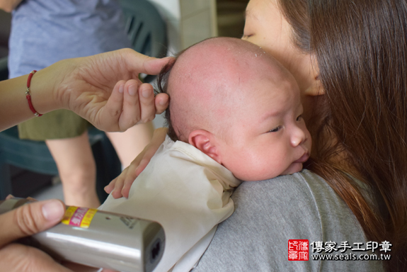 滿月剃頭、嬰兒剃頭、嬰兒理髮、寶寶剃頭、寶寶理髮、到府剃頭、到府嬰兒剃頭、到府滿月剃頭理髮。高雄滿月剃頭、高雄嬰兒剃頭、高雄嬰兒理髮、高雄寶寶剃頭、高雄寶寶理髮、高雄到府剃頭、高雄到府嬰兒剃頭、高雄到府滿月剃頭理髮。大寮滿月剃頭、大寮嬰兒剃頭、大寮嬰兒理髮、大寮寶寶剃頭、大寮寶寶理髮、大寮到府剃頭、大寮到府嬰兒剃頭、大寮到府滿月剃頭理髮。蘇寶寶(高雄大寮區)--製作胎毛筆、臍帶章、嬰兒三寶。「寶寶滿月剃頭理髮、到府嬰兒滿月理髮」祝福和活動紀錄。照片18