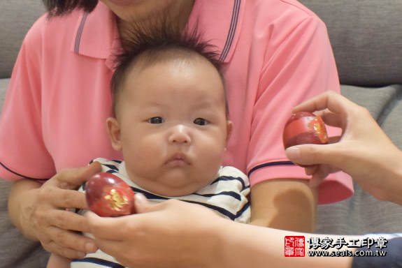 滿月剃頭、嬰兒剃頭、嬰兒理髮、寶寶剃頭、寶寶理髮、到府剃頭、到府嬰兒剃頭、到府滿月剃頭理髮。台南滿月剃頭、台南嬰兒剃頭、台南嬰兒理髮、台南寶寶剃頭、台南寶寶理髮、台南到府剃頭、台南到府嬰兒剃頭、台南到府滿月剃頭理髮。北區滿月剃頭、北區嬰兒剃頭、北區嬰兒理髮、北區寶寶剃頭、北區寶寶理髮、北區到府剃頭、北區到府嬰兒剃頭、北區到府滿月剃頭理髮。林寶寶(台南北區區)--製作胎毛筆、臍帶章、嬰兒三寶。「寶寶滿月剃頭理髮、到府嬰兒滿月理髮」祝福和活動紀錄。照片4