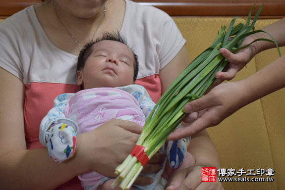 滿月剃頭、嬰兒剃頭、嬰兒理髮、寶寶剃頭、寶寶理髮、到府剃頭、到府嬰兒剃頭、到府滿月剃頭理髮。高雄滿月剃頭、高雄嬰兒剃頭、高雄嬰兒理髮、高雄寶寶剃頭、高雄寶寶理髮、高雄到府剃頭、高雄到府嬰兒剃頭、高雄到府滿月剃頭理髮。鳳山滿月剃頭、鳳山嬰兒剃頭、鳳山嬰兒理髮、鳳山寶寶剃頭、鳳山寶寶理髮、鳳山到府剃頭、鳳山到府嬰兒剃頭、鳳山到府滿月剃頭理髮。沈寶寶(高雄鳳山區)--製作胎毛筆、臍帶章、嬰兒三寶。「寶寶滿月剃頭理髮、到府嬰兒滿月理髮」祝福和活動紀錄。照片9