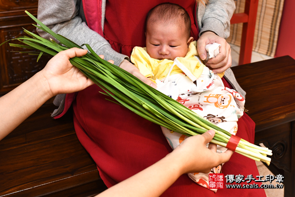 滿月剃頭、嬰兒剃頭、嬰兒理髮、寶寶剃頭、寶寶理髮、到府剃頭、到府嬰兒剃頭、到府滿月剃頭理髮。高雄滿月剃頭、高雄嬰兒剃頭、高雄嬰兒理髮、高雄寶寶剃頭、高雄寶寶理髮、高雄到府剃頭、高雄到府嬰兒剃頭、高雄到府滿月剃頭理髮。鳳山滿月剃頭、鳳山嬰兒剃頭、鳳山嬰兒理髮、鳳山寶寶剃頭、鳳山寶寶理髮、鳳山到府剃頭、鳳山到府嬰兒剃頭、鳳山到府滿月剃頭理髮。吳寶寶(高雄鳳山區)--製作胎毛筆、臍帶章、嬰兒三寶。「寶寶滿月剃頭理髮、到府嬰兒滿月理髮」祝福和活動紀錄。照片8