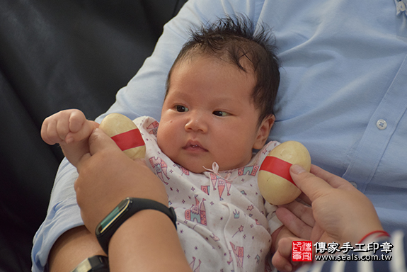 滿月剃頭、嬰兒剃頭、嬰兒理髮、寶寶剃頭、寶寶理髮、到府剃頭、到府嬰兒剃頭、到府滿月剃頭理髮。台中滿月剃頭、台中嬰兒剃頭、台中嬰兒理髮、台中寶寶剃頭、台中寶寶理髮、台中到府剃頭、台中到府嬰兒剃頭、台中到府滿月剃頭理髮。西區滿月剃頭、西區嬰兒剃頭、西區嬰兒理髮、西區寶寶剃頭、西區寶寶理髮、西區到府剃頭、西區到府嬰兒剃頭、西區到府滿月剃頭理髮。林寶寶(台中西區區)--製作胎毛筆、臍帶章、嬰兒三寶。「寶寶滿月剃頭理髮、到府嬰兒滿月理髮」祝福和活動紀錄。照片3