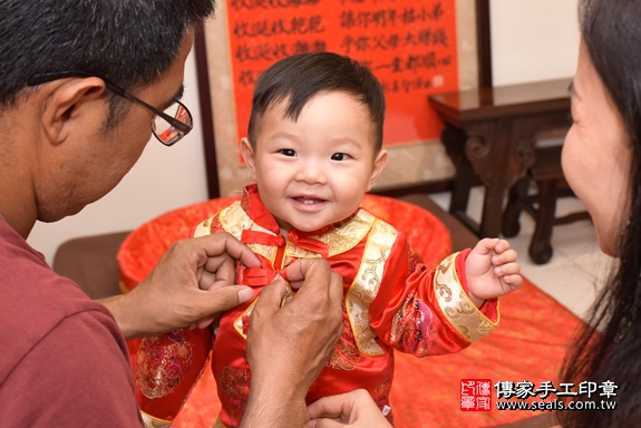 台中市北區林寶寶古禮抓周祝福活動：【穿抓周虎衣、帶抓周虎帽、穿抓周虎鞋】：滿週歲趨吉避凶的吉祥衣服穿戴。照片1