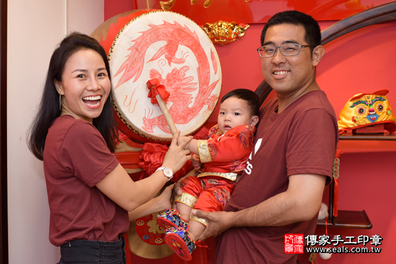 台中市北區林寶寶古禮抓周祝福活動：抓周儀式【打鼓歌】朗誦祝福。打鼓歌是搭配朗誦和打鼓的動作，讓孩子得到祝福。照片1