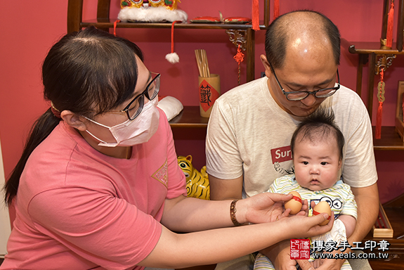 滿月剃頭、嬰兒剃頭、嬰兒理髮、寶寶剃頭、寶寶理髮、來店剃頭、來店嬰兒剃頭、來店滿月剃頭理髮。新北市滿月剃頭、新北市嬰兒剃頭、新北市嬰兒理髮、新北市寶寶剃頭、新北市寶寶理髮、新北市來店剃頭、新北市來店嬰兒剃頭、新北市來店滿月剃頭理髮。永和區滿月剃頭、永和區嬰兒剃頭、永和區嬰兒理髮、永和區寶寶剃頭、永和區寶寶理髮、永和區來店剃頭、永和區來店嬰兒剃頭、永和區來店滿月剃頭理髮。許寶寶(新北市永和區)--製作胎毛筆、臍帶章、嬰兒三寶。「寶寶滿月剃頭理髮、來店嬰兒滿月理髮」祝福和活動紀錄。照片3