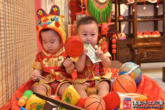 新竹市香山區曾寶寶(雙胞胎兄弟)古禮抓周祝福活動：寶寶特寫照片19