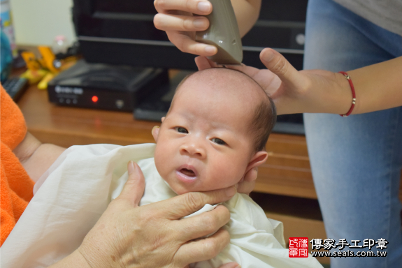 滿月剃頭、嬰兒剃頭、嬰兒理髮、寶寶剃頭、寶寶理髮、到府剃頭、到府嬰兒剃頭、到府滿月剃頭理髮。高雄滿月剃頭、高雄嬰兒剃頭、高雄嬰兒理髮、高雄寶寶剃頭、高雄寶寶理髮、高雄到府剃頭、高雄到府嬰兒剃頭、高雄到府滿月剃頭理髮。鳳山滿月剃頭、鳳山嬰兒剃頭、鳳山嬰兒理髮、鳳山寶寶剃頭、鳳山寶寶理髮、鳳山到府剃頭、鳳山到府嬰兒剃頭、鳳山到府滿月剃頭理髮。洪寶寶(高雄鳳山區)--製作胎毛筆、臍帶章、嬰兒三寶。「寶寶滿月剃頭理髮、到府嬰兒滿月理髮」祝福和活動紀錄。照片16