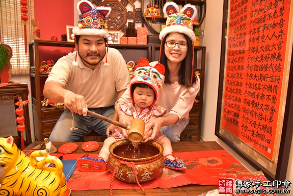 新竹市香山區關寶寶古禮抓周祝福活動：抓周儀式寶寶淨手象徵洗淨，把不好的去掉，洗滌身心靈。照片2