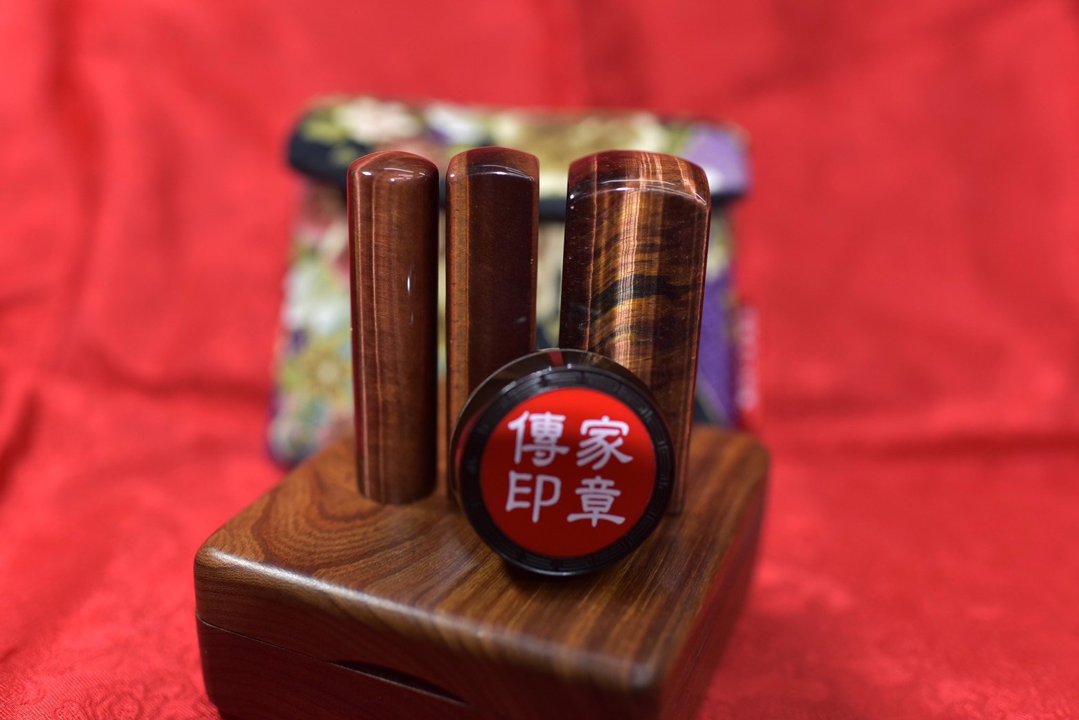 全手工噴砂印章：紅虎眼石公司大小印章實際成品、紅虎眼石印章材質介紹。傳家印章台北店。2019.10.23照片4