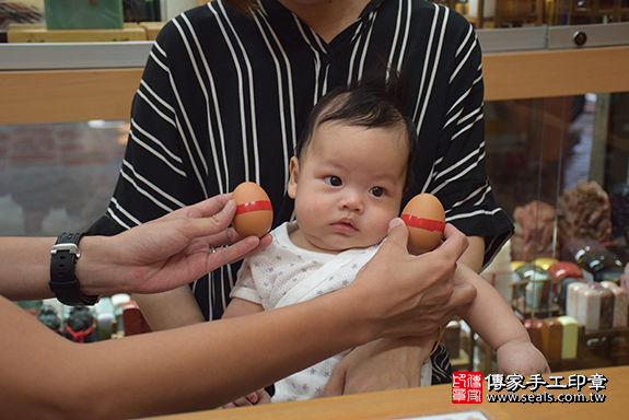 滿月剃頭、嬰兒剃頭、嬰兒理髮、寶寶剃頭、寶寶理髮、來店剃頭、來店嬰兒剃頭、來店滿月剃頭理髮。新北市滿月剃頭、新北市嬰兒剃頭、新北市嬰兒理髮、新北市寶寶剃頭、新北市寶寶理髮、新北市來店剃頭、新北市來店嬰兒剃頭、新北市來店滿月剃頭理髮。永和區滿月剃頭、永和區嬰兒剃頭、永和區嬰兒理髮、永和區寶寶剃頭、永和區寶寶理髮、永和區來店剃頭、永和區來店嬰兒剃頭、永和區來店滿月剃頭理髮。莊寶寶(新北市永和區)--製作胎毛筆、臍帶章、嬰兒三寶。「寶寶滿月剃頭理髮、來店嬰兒滿月理髮」祝福和活動紀錄。照片4