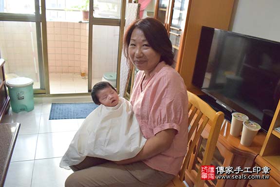 剃胎毛、剃胎毛費用、剃胎毛儀式、到府剃胎毛、高雄市剃胎毛、高雄市剃胎毛費用、高雄市剃胎毛儀式、高雄市到府剃胎毛、滿月剃頭、嬰兒剃頭、嬰兒理髮、寶寶剃頭、寶寶理髮、到府剃頭、到府嬰兒剃頭、到府滿月剃頭理髮。高雄市滿月剃頭、高雄市嬰兒剃頭、高雄市嬰兒理髮、高雄市寶寶剃頭、高雄市寶寶理髮、高雄市到府剃頭、高雄市到府嬰兒剃頭、高雄市到府滿月剃頭理髮。三民區滿月剃頭、三民區嬰兒剃頭、三民區嬰兒理髮、三民區寶寶剃頭、三民區寶寶理髮、三民區到府剃頭、三民區到府嬰兒剃頭、三民區到府滿月剃頭理髮。李寶寶(高雄市三民區嬰兒剃頭、剃胎毛)--製作胎毛筆、臍帶章、嬰兒三寶。「寶寶滿月剃頭理髮、到府嬰兒滿月剃頭理髮、到府剃胎毛」祝福和活動紀錄     照片15