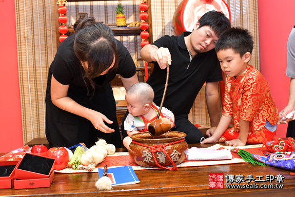 高雄市鳳山區李寶寶古禮收涎祝福活動：寶寶淨手儀式：寶寶淨手象徵洗淨，把不好的去掉，洗滌身心靈。照片1