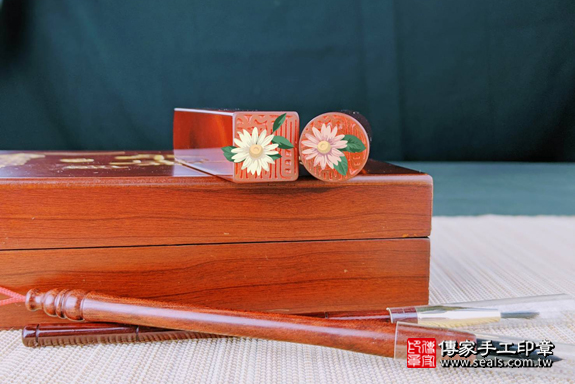 半手工噴砂印章：紅瑪瑙臍帶章實際成品、印章作品分享、紅瑪瑙印章材質介紹。（臍帶印章、肚臍章、肚臍印章，一圓一方）傳家手工印章高雄店。2019.11.07，照片4