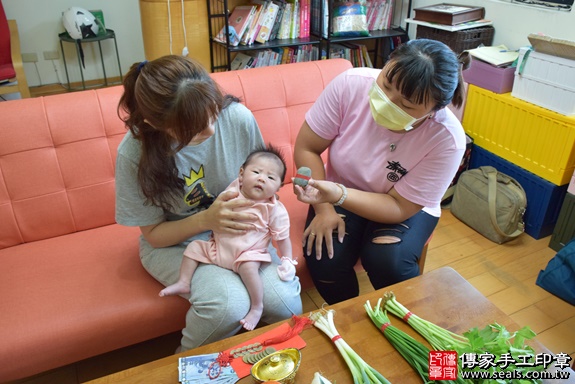 剃胎毛、滿月剃頭、嬰兒剃頭、嬰兒理髮、嬰兒剃髮、嬰兒剃胎毛、嬰兒滿月剃頭、寶寶剃頭、剃胎毛儀式、剃胎毛吉祥話、滿月剃頭儀式、滿月剃頭吉祥話、寶寶剃胎毛、寶寶滿月剃頭理髮、 新北市蘆洲區剃胎毛、新北市蘆洲區滿月剃頭、新北市蘆洲區嬰兒剃頭剃胎毛、新北市蘆洲區嬰兒理髮、台北市嬰兒剃髮、 莊寶寶(新北市蘆洲區到府嬰兒寶寶滿月剃頭理髮、免費到府嬰兒剃胎毛儀式吉祥話)。到府剃頭剃胎毛主持、專業拍照、DVD光碟、證書。★購買「臍帶章、肚臍章、胎毛筆刷印章」贈送：剃頭、收涎、抓周，三選一。2019.10.06照片5