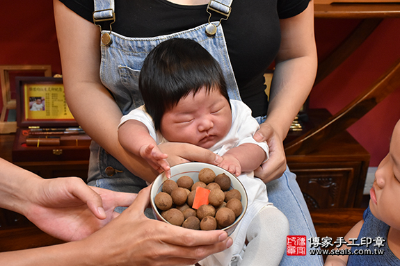 剃胎毛、滿月剃頭、嬰兒剃頭、嬰兒理髮、嬰兒剃髮、嬰兒剃胎毛、嬰兒滿月剃頭、寶寶剃頭、剃胎毛儀式、剃胎毛吉祥話、滿月剃頭儀式、滿月剃頭吉祥話、寶寶剃胎毛、寶寶滿月剃頭理髮、新北市永和區剃胎毛、新北市永和區滿月剃頭、新北市永和區嬰兒剃頭剃胎毛、新北市永和區嬰兒理髮、新北市嬰兒剃髮、妹妹(新北市永和區到府嬰兒寶寶滿月剃頭理髮、免費到府嬰兒剃胎毛儀式吉祥話)。到府剃頭剃胎毛主持、專業拍照、DVD光碟、證書。★購買「臍帶章、肚臍章、胎毛筆刷印章」贈送：剃頭、收涎、抓周，三選一。2019.07.22照片8