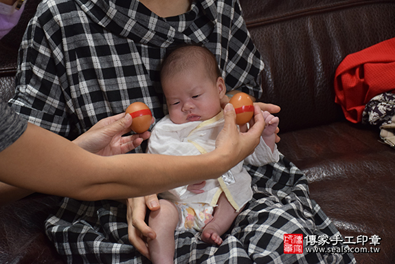 剃胎毛、滿月剃頭、嬰兒剃頭、嬰兒理髮、嬰兒剃髮、嬰兒剃胎毛、嬰兒滿月剃頭、寶寶剃頭、剃胎毛儀式、剃胎毛吉祥話、滿月剃頭儀式、滿月剃頭吉祥話、寶寶剃胎毛、寶寶滿月剃頭理髮、新北市新莊區剃胎毛、新北市新莊區滿月剃頭、新北市新莊區嬰兒剃頭剃胎毛、新北市新莊區嬰兒理髮、新北市嬰兒剃髮、劉寶寶(新北市新莊區到府嬰兒寶寶滿月剃頭理髮、免費到府嬰兒剃胎毛儀式吉祥話)。到府剃頭剃胎毛主持、專業拍照、DVD光碟、證書。★購買「臍帶章、肚臍章、胎毛筆刷印章」贈送：剃頭、收涎、抓周，三選一。2019.07.23照片3