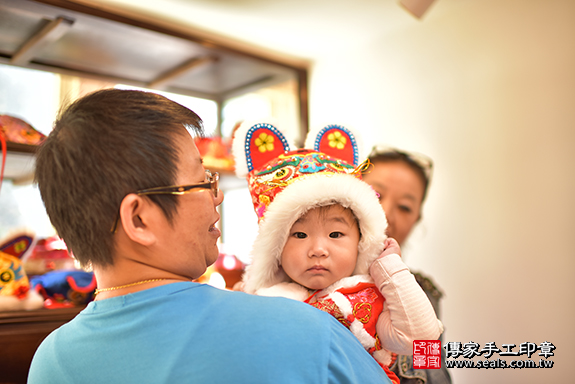 台中市北區蕭寶寶古禮抓周【穿抓周虎衣、帶抓周虎帽、穿抓周虎鞋】：滿週歲趨吉避凶的吉祥衣服穿戴。台中店抓周。照片1