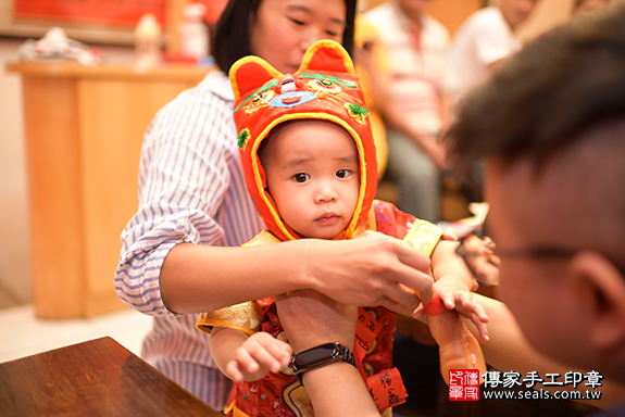 台中市北區林寶寶古禮抓周【穿抓周虎衣、帶抓周虎帽、穿抓周虎鞋】：滿週歲趨吉避凶的吉祥衣服穿戴。台中店抓周。照片1