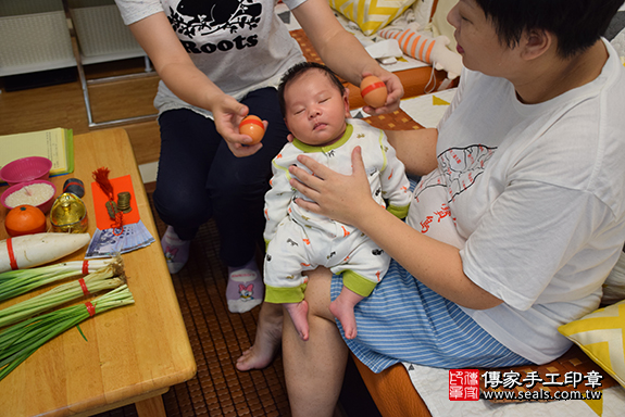 剃胎毛、滿月剃頭、嬰兒剃頭、嬰兒理髮、嬰兒剃髮、嬰兒剃胎毛、嬰兒滿月剃頭、寶寶剃頭、剃胎毛儀式、剃胎毛吉祥話、滿月剃頭儀式、滿月剃頭吉祥話、寶寶剃胎毛、寶寶滿月剃頭理髮、新北市三重區剃胎毛、新北市三重區滿月剃頭、新北市三重區嬰兒剃頭剃胎毛、新北市三重區嬰兒理髮、新北市嬰兒剃髮、游寶寶(新北市三重區到府嬰兒寶寶滿月剃頭理髮、免費到府嬰兒剃胎毛儀式吉祥話)。到府剃頭剃胎毛主持、專業拍照、DVD光碟、證書。★購買「臍帶章、肚臍章、胎毛筆刷印章」贈送：剃頭、收涎、抓周，三選一。2019.07.12照片4