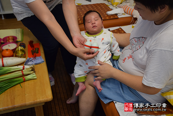 剃胎毛、滿月剃頭、嬰兒剃頭、嬰兒理髮、嬰兒剃髮、嬰兒剃胎毛、嬰兒滿月剃頭、寶寶剃頭、剃胎毛儀式、剃胎毛吉祥話、滿月剃頭儀式、滿月剃頭吉祥話、寶寶剃胎毛、寶寶滿月剃頭理髮、新北市三重區剃胎毛、新北市三重區滿月剃頭、新北市三重區嬰兒剃頭剃胎毛、新北市三重區嬰兒理髮、新北市嬰兒剃髮、游寶寶(新北市三重區到府嬰兒寶寶滿月剃頭理髮、免費到府嬰兒剃胎毛儀式吉祥話)。到府剃頭剃胎毛主持、專業拍照、DVD光碟、證書。★購買「臍帶章、肚臍章、胎毛筆刷印章」贈送：剃頭、收涎、抓周，三選一。2019.07.12照片5