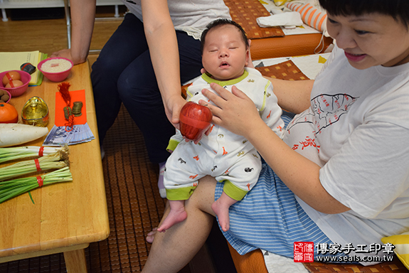 剃胎毛、滿月剃頭、嬰兒剃頭、嬰兒理髮、嬰兒剃髮、嬰兒剃胎毛、嬰兒滿月剃頭、寶寶剃頭、剃胎毛儀式、剃胎毛吉祥話、滿月剃頭儀式、滿月剃頭吉祥話、寶寶剃胎毛、寶寶滿月剃頭理髮、新北市三重區剃胎毛、新北市三重區滿月剃頭、新北市三重區嬰兒剃頭剃胎毛、新北市三重區嬰兒理髮、新北市嬰兒剃髮、游寶寶(新北市三重區到府嬰兒寶寶滿月剃頭理髮、免費到府嬰兒剃胎毛儀式吉祥話)。到府剃頭剃胎毛主持、專業拍照、DVD光碟、證書。★購買「臍帶章、肚臍章、胎毛筆刷印章」贈送：剃頭、收涎、抓周，三選一。2019.07.12照片9