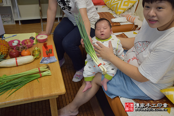 剃胎毛、滿月剃頭、嬰兒剃頭、嬰兒理髮、嬰兒剃髮、嬰兒剃胎毛、嬰兒滿月剃頭、寶寶剃頭、剃胎毛儀式、剃胎毛吉祥話、滿月剃頭儀式、滿月剃頭吉祥話、寶寶剃胎毛、寶寶滿月剃頭理髮、新北市三重區剃胎毛、新北市三重區滿月剃頭、新北市三重區嬰兒剃頭剃胎毛、新北市三重區嬰兒理髮、新北市嬰兒剃髮、游寶寶(新北市三重區到府嬰兒寶寶滿月剃頭理髮、免費到府嬰兒剃胎毛儀式吉祥話)。到府剃頭剃胎毛主持、專業拍照、DVD光碟、證書。★購買「臍帶章、肚臍章、胎毛筆刷印章」贈送：剃頭、收涎、抓周，三選一。2019.07.12照片13